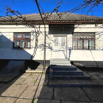 Будинок разом з територією навколо