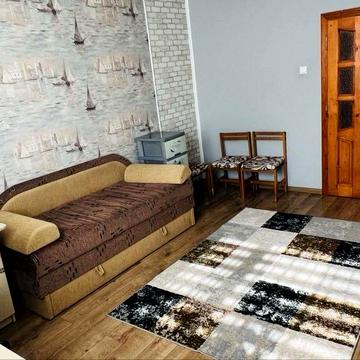 Будинок з газом та хорошим ремонтом на дві сімі.