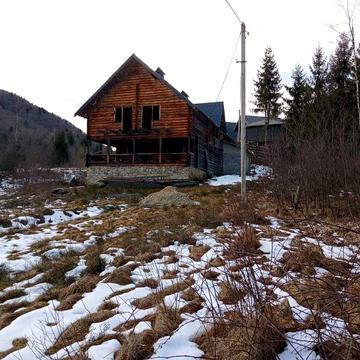 Продам будинок 460м2  в с. Гуті який межує з річкою