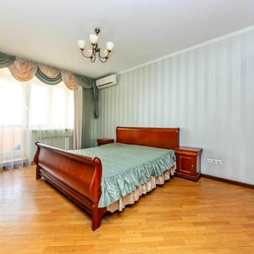 Анни Ахматової вул., 3