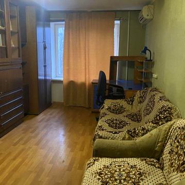 Сдам комунальную квартиру на Бочарова , все удобства