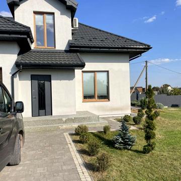 Будинок сучасний з всіма зручностями меблями  і технікою