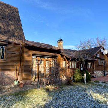 Будинок з басейном з виходом в ліс в дачному кооперативі