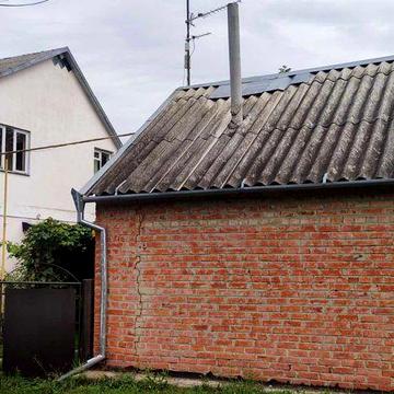 Житловий будинок з земельною ділянкою