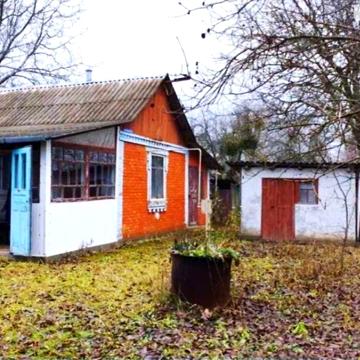Будинок з земельною ділянкою