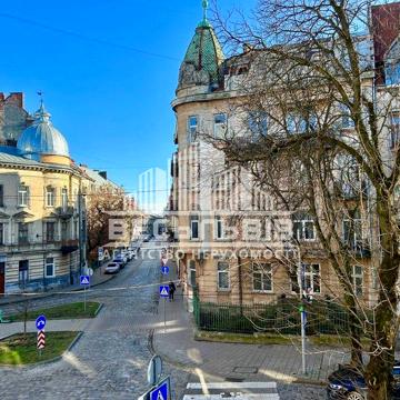 Унікальна 3-кімнатна квартира у серці старого Львова вул. Коновальця