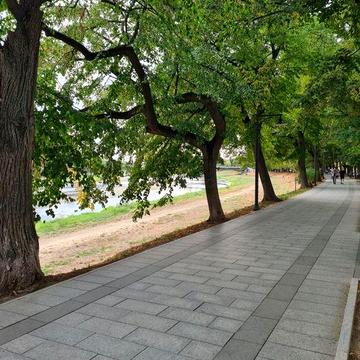 Продається будинок в р-ні площі Лаборца