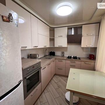 Довгострокова оренда 4к Квартира вул. Шкільна