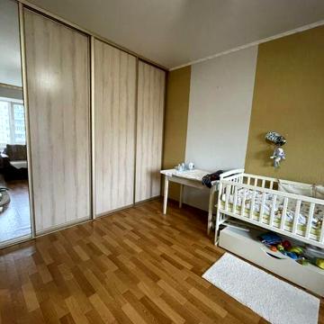 Трикімнатна квартира з частковим ремонтом(!)