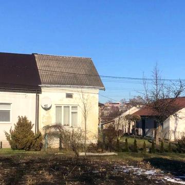 Будинок з подвір‘ям і окремим гаражем; квартира.Центр м.Золочів,144т.д
