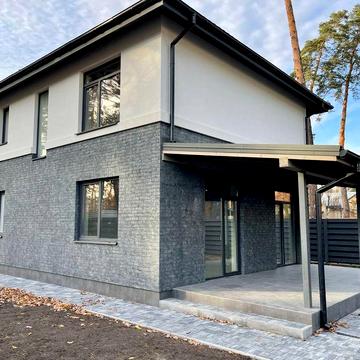 Будинок біля школи Атлетики в Лісовій Бучі.