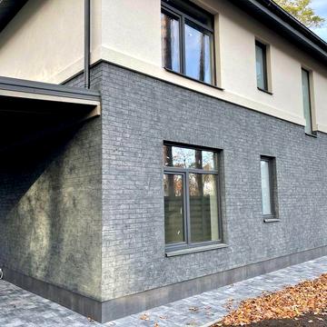 Будинок біля школи Атлетики в Лісовій Бучі.