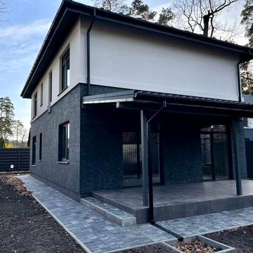 Будинок біля школи Атлетики в Лісовій Бучі.