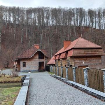 Маєток у горах Карпат с Вовчий Закарпатської області