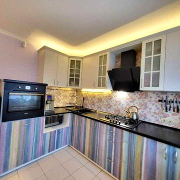 Продам  3 кімнатну квартиру в центрі.
