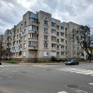 Продам  3 кімнатну квартиру в центрі.