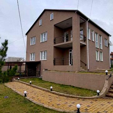 Продам гарний  будинок з земельною ділянкою  в предмісті Одеси.