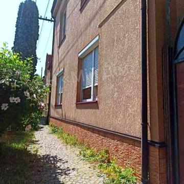 Продається  гарна квартира 80м.кв.центр. Православна набережна