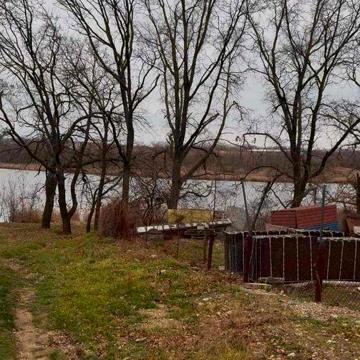 Продам дачу на березі озера