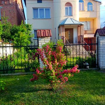 Молодіжна вул., 10