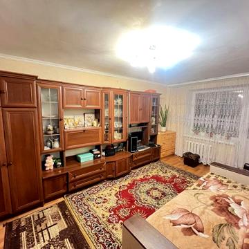 Продам двокімнатну квартиру в затишному районі.