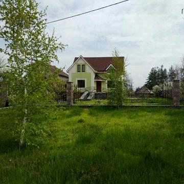 Двоповерховий будинок на березі річки в Піщанці