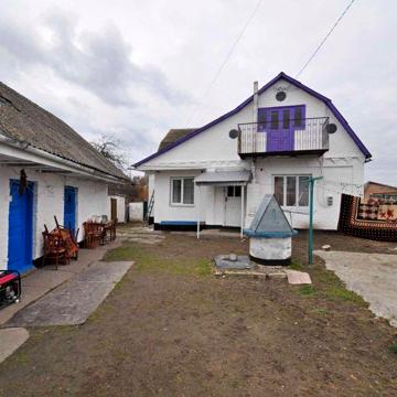 Будинок в центрі с. Фурси біля річки!
