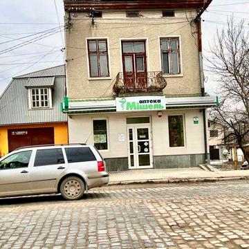 Продається 2-кімнатна квартира в самому центрі міста. Чортків