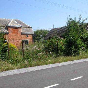 Будинок та земельна ділянка 0,5 га в дуже гарному місці близько Львова