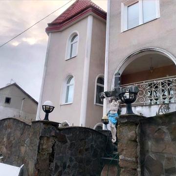 Дім триповерховий з подвірям поверха оренда