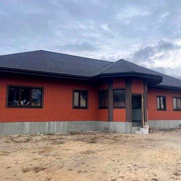 Одноповерховий будинок з великою земельною ділянкою