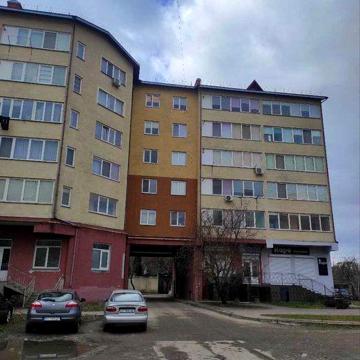Продається 3 км.кв. з чорновим ремонтом біля парку Хоткевича