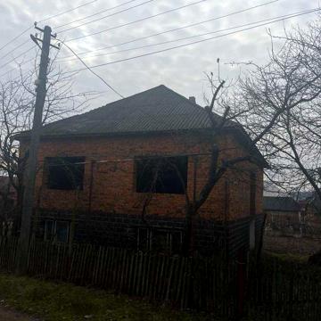 Продається будинок та земельні ділянки