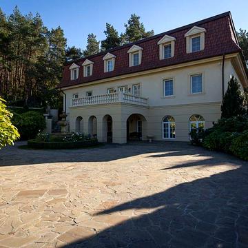 Унікальний будинок в стилі «Версаль» в Києві 600м, сосновий ліс