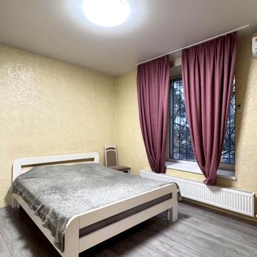 Героїв Небесної Сотні просп., 18/8