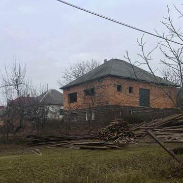 Продається будинок та земельні ділянки