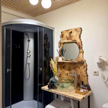 Яблуниця 6 км до Буковеля три будинки бізнес