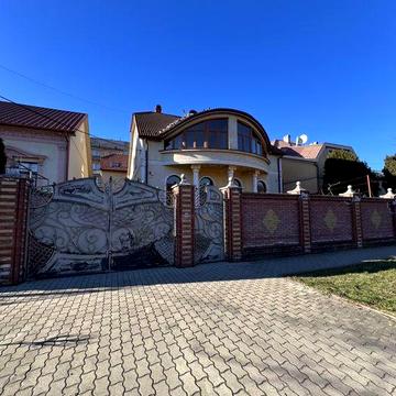 Продам будинок разом з комерційним приміщення в центрі м. Мукачева