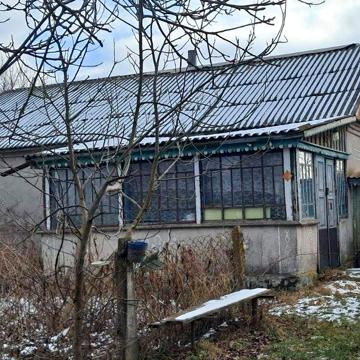 Продам будинок з великою земельною ділянкою та садком.