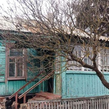 Продам половину дому з земельною ділянкою