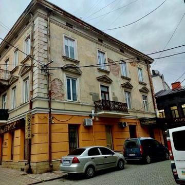Продається 2-кімнатна квартира в самому центрі міста. Чортків