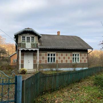 В Кіцмані біля лісу!