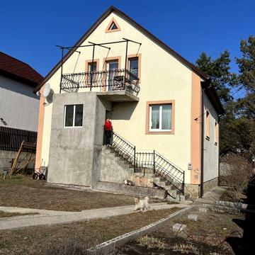 Дачний будинок для великої сім‘ї поруч з річкою та лісом