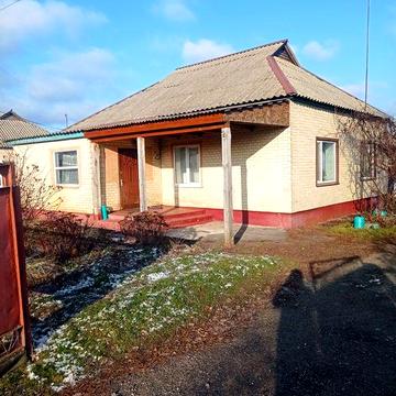 Будинок із земельною ділянкою .