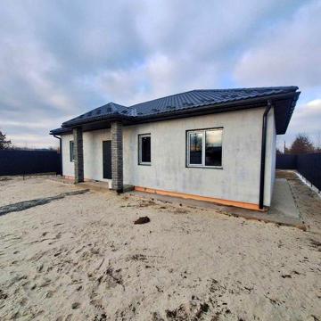 Продам новий 1 но поверховий будинок 95м2 на ділянці 6 сот гарне місце