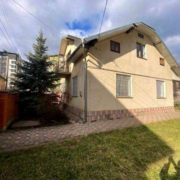 Продається будинок в Івано-Франківську .