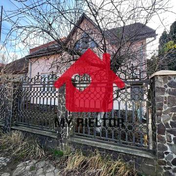 Продаж будинку у центральній частині міста.