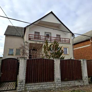 Берегово будин 2 пов біля басейнів під бізнес та житло