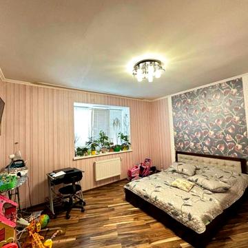 Продаж  великогабаритної  двохкімнатої  квартири. Центр м. Буча.