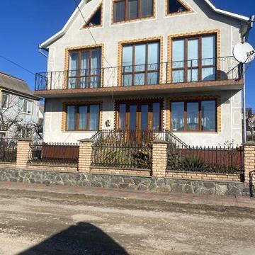 Продам житловий будинок в м. Бар  по вул. Д. Нечая, 40.